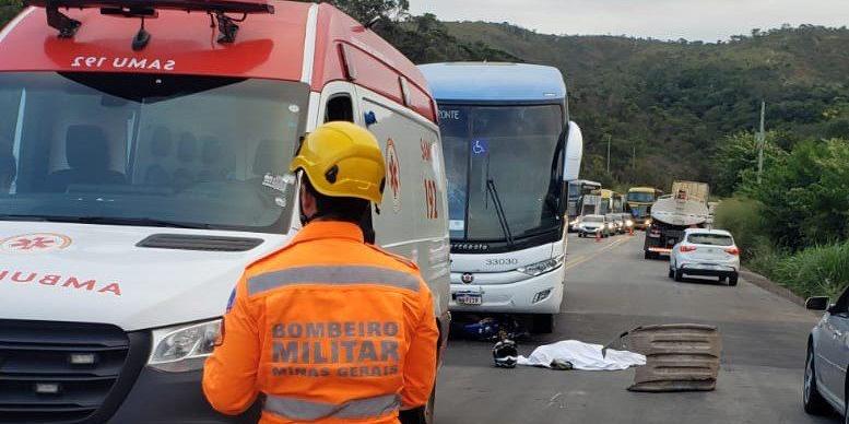 Motociclista foi arremessado e a moto ficou presa debaixo do ônibus depois do acidente na BR-381, em Sabará (Divulgação/ CBMMG)