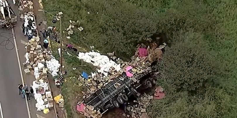 Caminhão tombou às margens da BR-381, na Fernão Dias (Reprodução/ TV Globo)