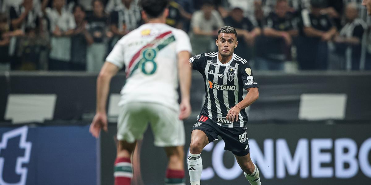 Volante do Galo em recente partida contra o Tricolor (Foto: Pedro Souza / Atlético)