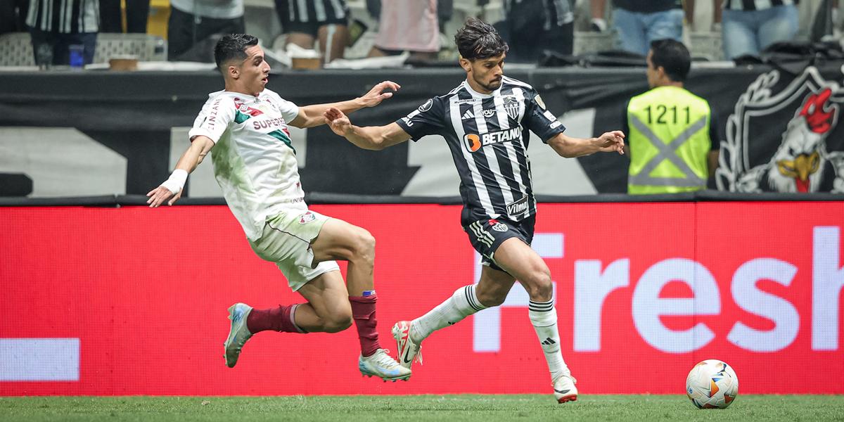Scarpa em atividade contra seu ex-clube, o Fluminense (Foto: Pedro Souza / Atlético)