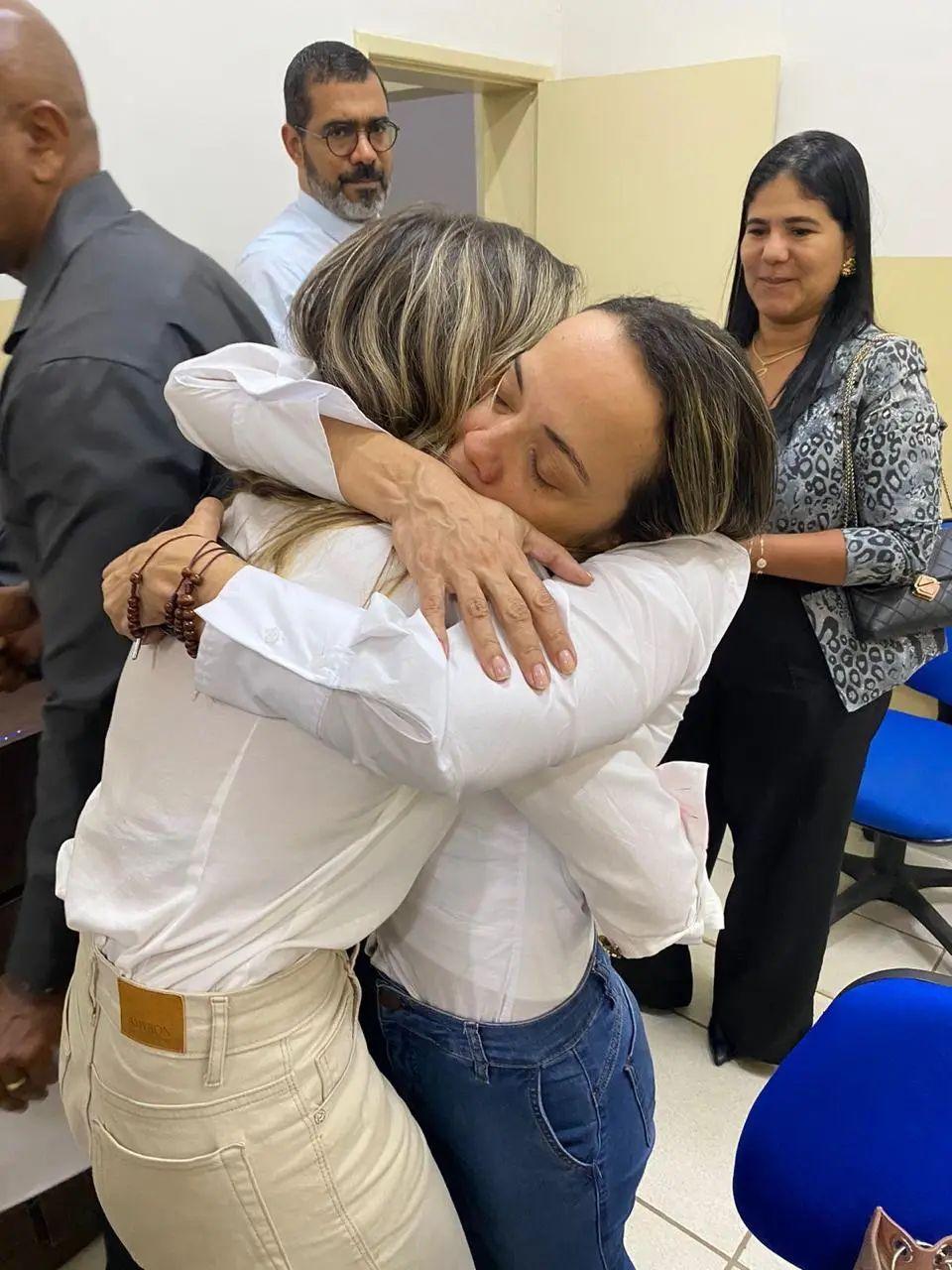 Emocionadas após a absolvição, Camila e Rosália (Reprodução/Agência Pública)