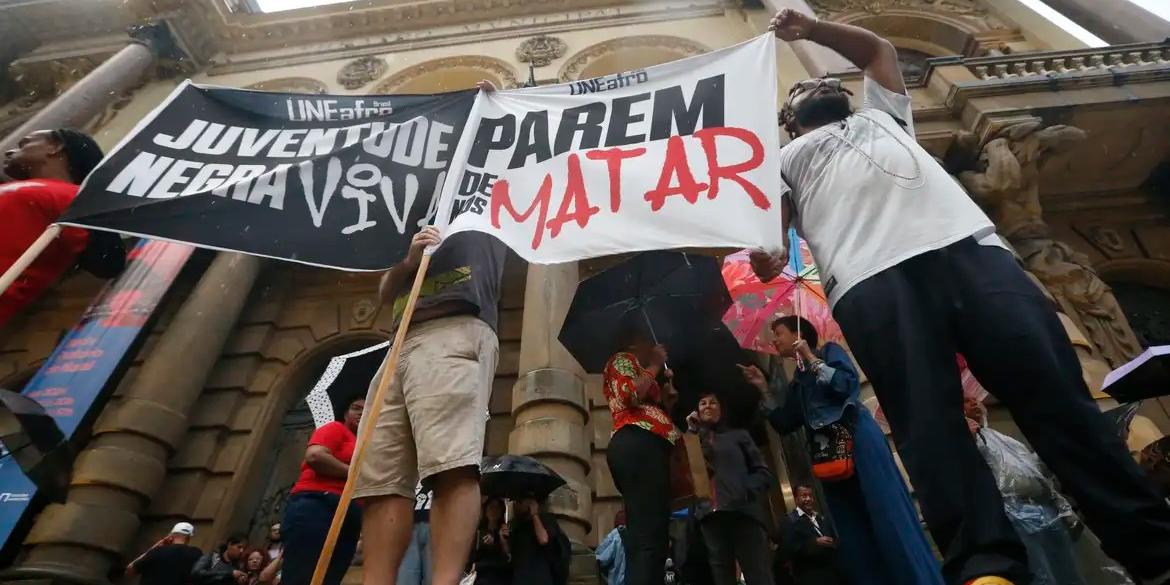 População negra permanece submetida a um cenário de violência desproporcional (Paulo Pinto/Agência Brasil)