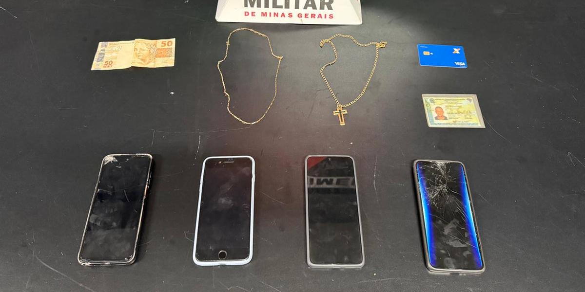 Materias foram localizados escondidos dentro do carros dos suspeitos (PMMG / Divulgação)