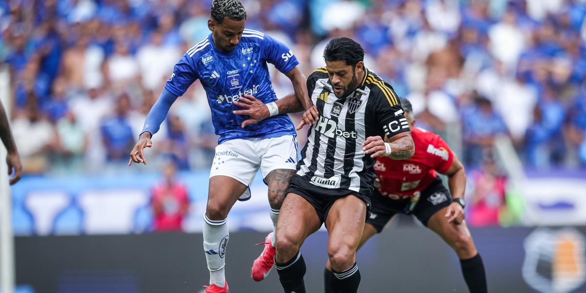Matheus Pereira, do Cruzeiro, e Hulk, do Atlético, durante clássico disputado pelo Campeonato Mineiro de 2025 (Pedro Souza/ Atlético)