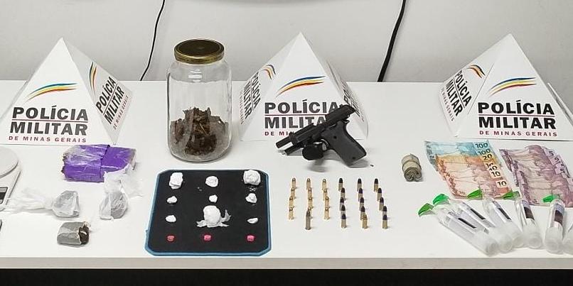 Drogas, armas e dinheiro apreendidos em casa próxima a uma escola em Coronel Fabriciano (Divulgação / PMMG)