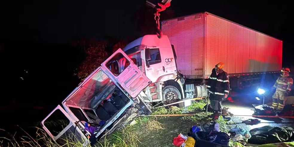 Os mortos, oito adultos e uma criança, estavam no micro-ônibus (Corpo de Bombeiros/Divulgação)