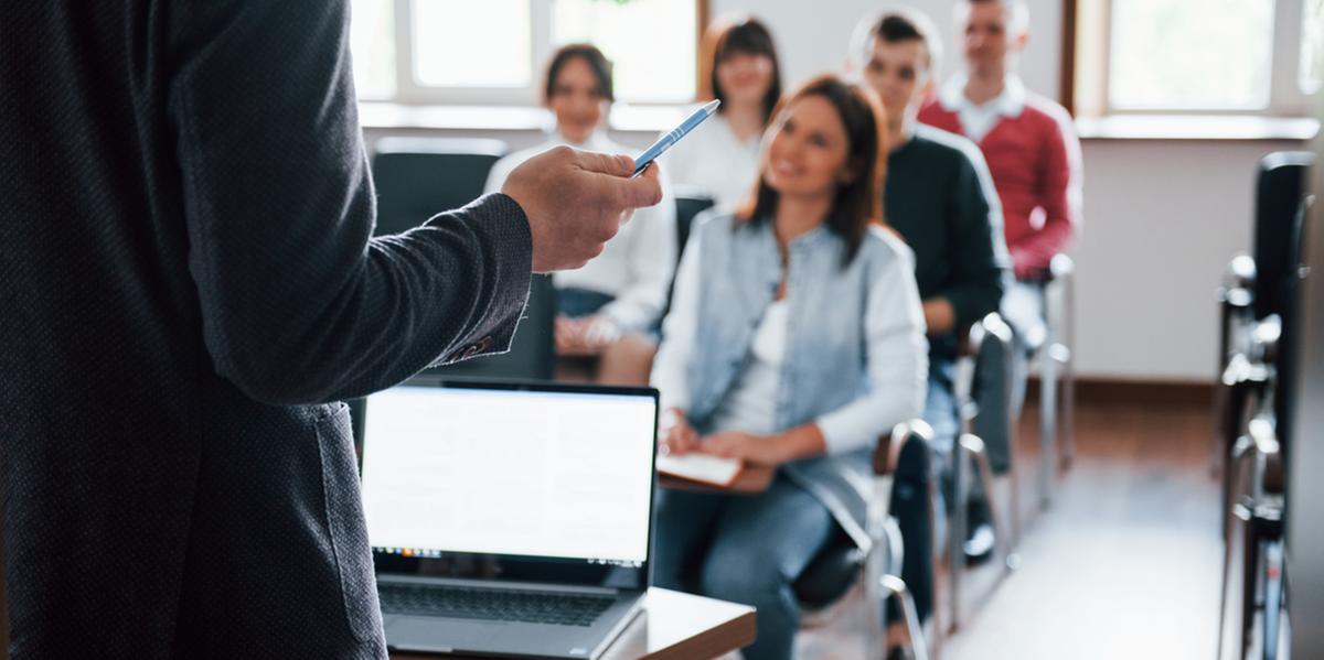 Candidatos do concurso da Educação já podem consultar o resultado definitivo da prova objetiva no site da banca organizadora (Freepik/Reprodução)