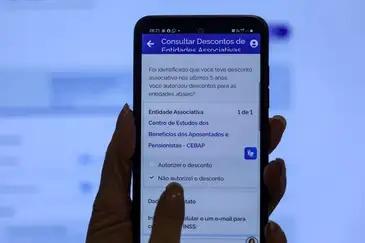 A aposentada Neide Maria, recebeu aviso informando que teve desconto associativo nos últimos 5 anos (Joédson Alves/Agência Brasil)