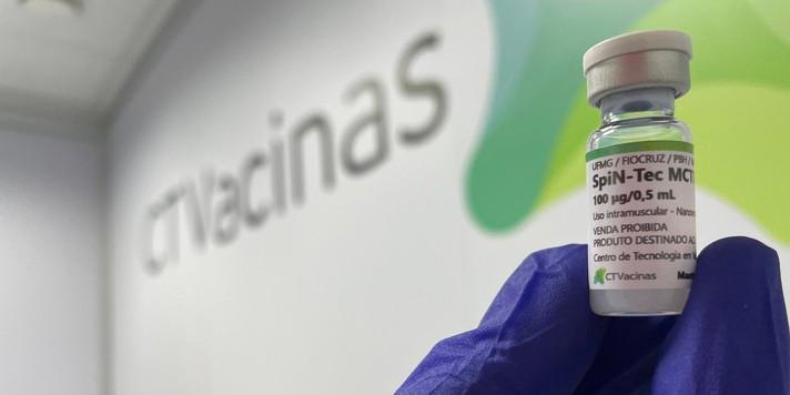 Frasco da SpiN-TEC, que foi testada em 160 voluntários na fase 2 dos estudos clínicos (Virgínia Muniz / CTVacinas)
