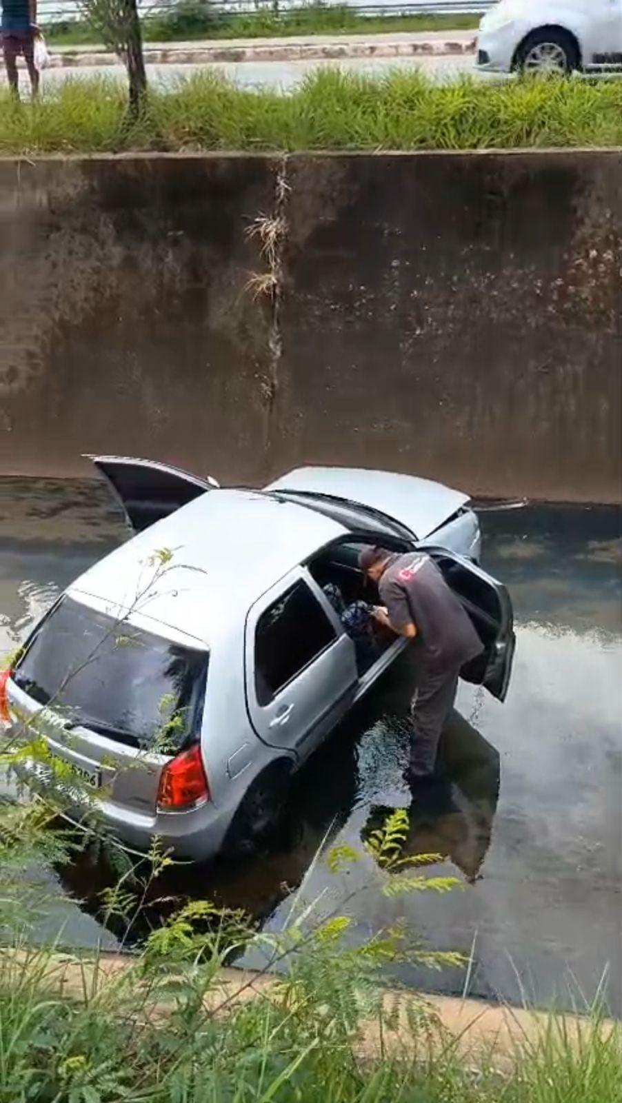 Três idosos estavam dentro do carro no momento do acidente (Redes sociais / Reprodução)