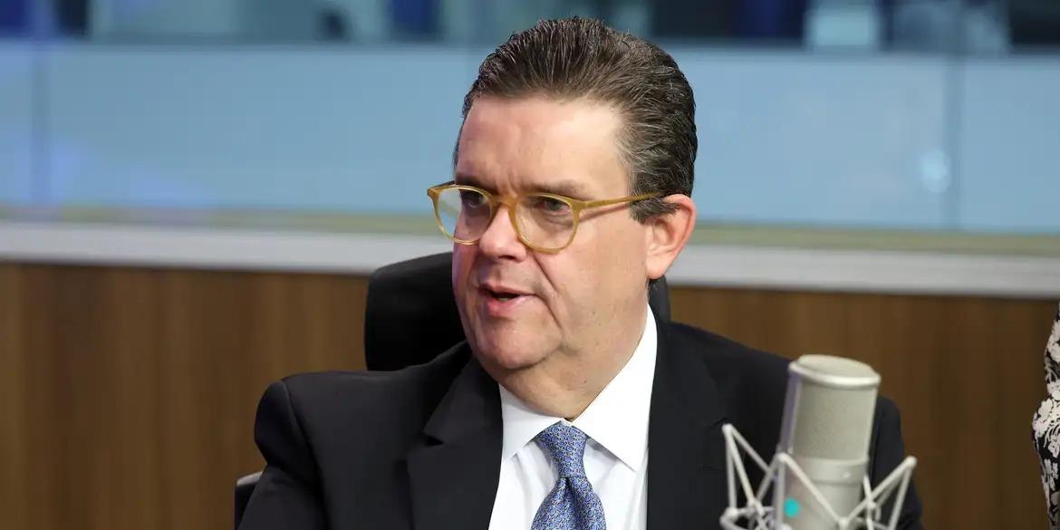 Ele assumiu o cargo no lugar do Carlos Lupi, que saiu da pasta após a revelação da fraude (Valter Campanato/Agência Brasil)
