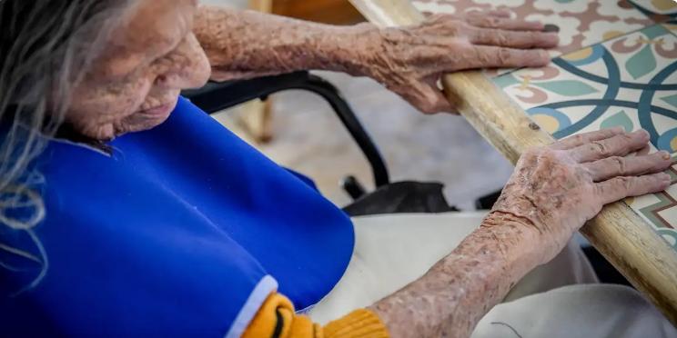Doença de Alzheimer é uma condição neurodegenerativa progressiva que atinge a memória, o comportamento e a autonomia dos pacientes (Rafa Neddermeyer / Agência Brasil)