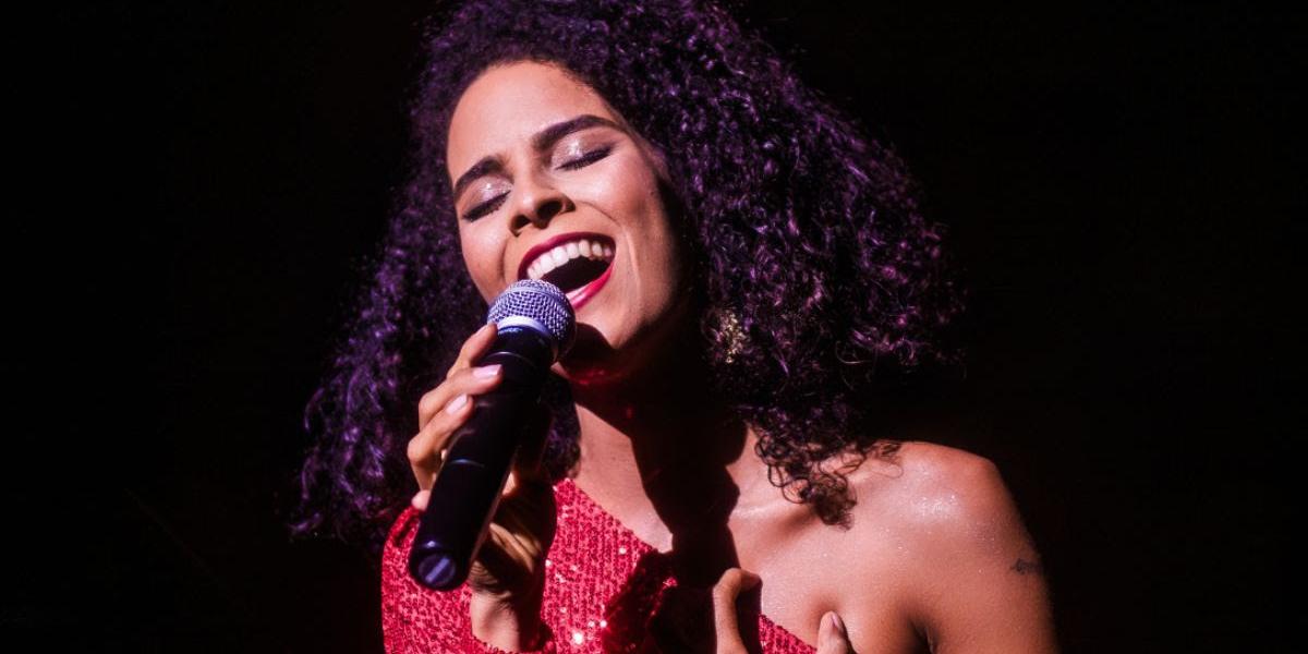 Laura é compositora e possui dois álbuns lançados, sendo o mais recente um disco com releituras de sucessos do pai (Minas Tênis Clube/Divulgação)