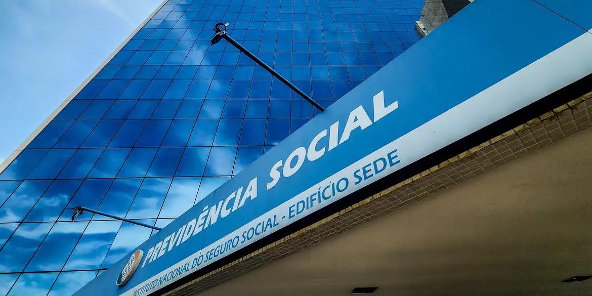 Investigadores também pesquisaram as denúncias por cobranças indevidas registradas em delegacias do DF (Rafa Neddermeyer/Agência Brasil)
