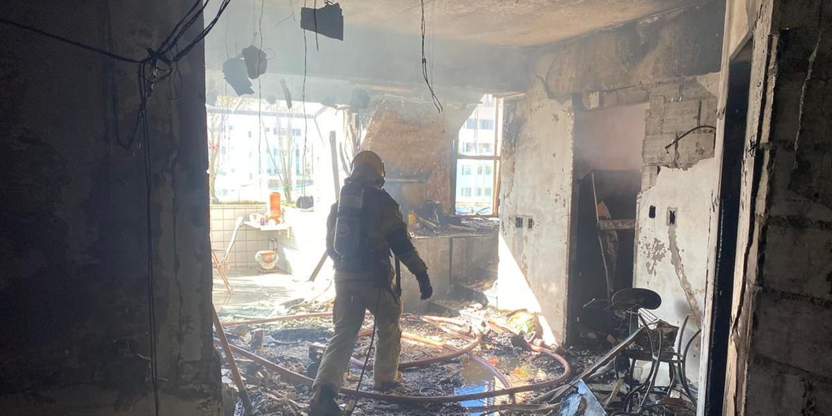 Incêndio destruiu cobertura de idosa na região Centro-Sul de Belo Horizonte (Divulgação/ CBMMG)