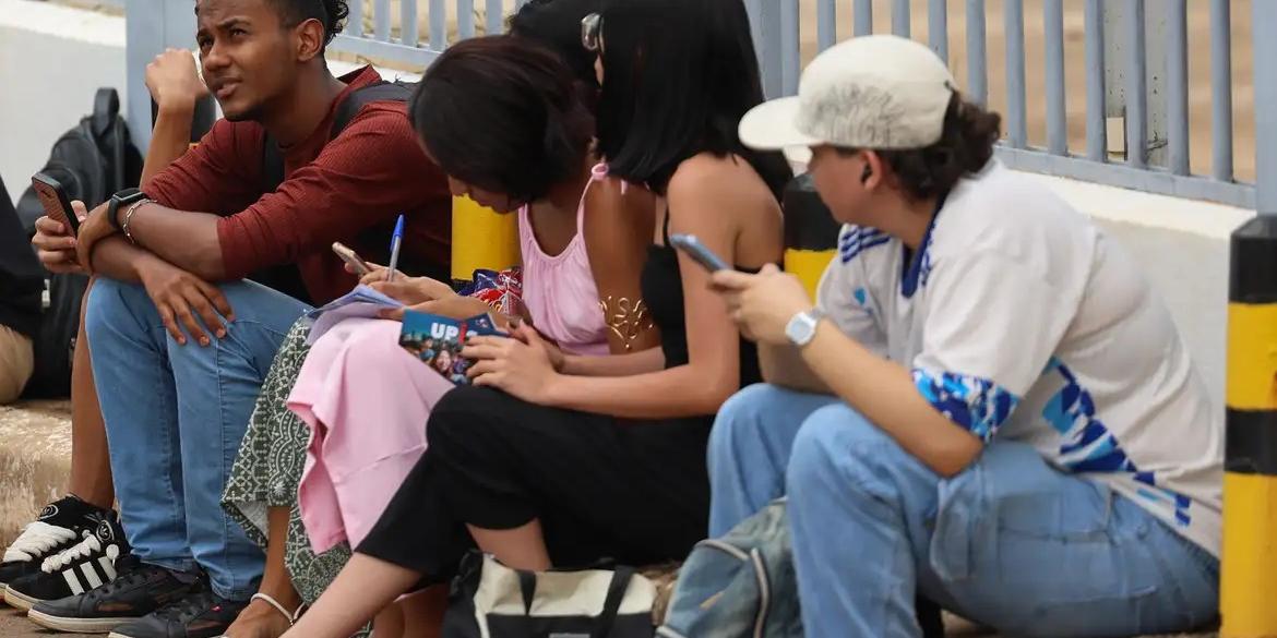 Objetivo da medida é estimular a participação dos alunos do 3º ano e facilitar o processo de inscrição (Jose Cruz/Agência Brasil)