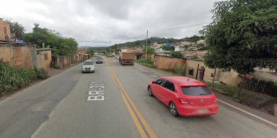 Partes envolvidas no processo têm até 30 de setembro para definir projeto que vai realocar cerca de 900 famílias que vivem ao lado de trecho da BR-381 (Reprodução / Google Street View)