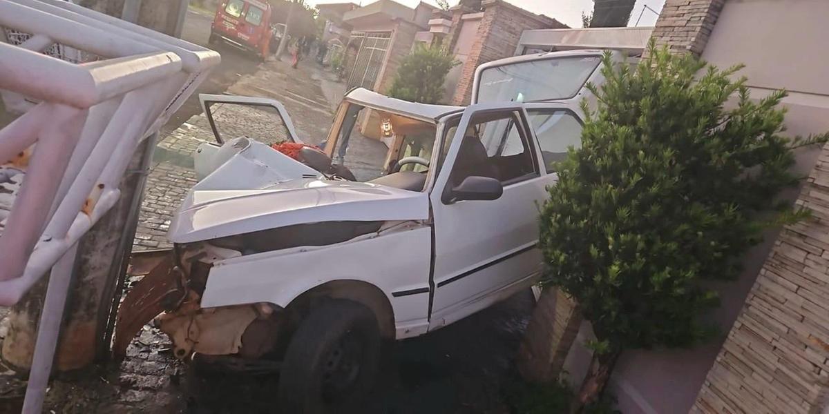 Carro ficou com a parte da frente destruída devido ao acidente (Corpo de Bombeiros / Divulgação)