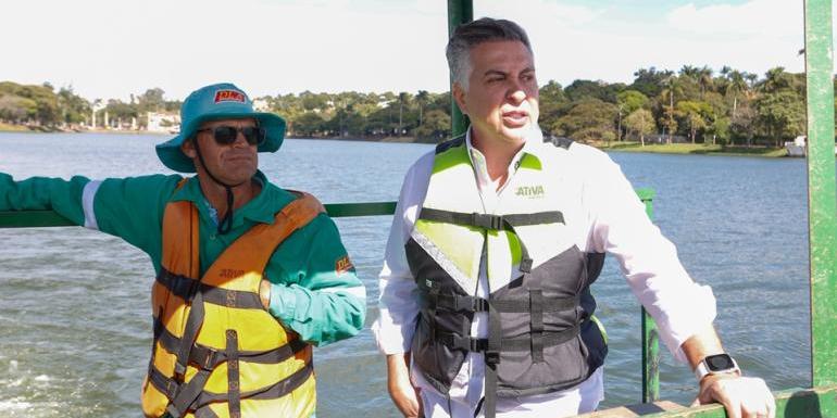 Prefeito navegou pelas águas da Pampulha nesta sexta-feira (Júnia Garrido/PBH)