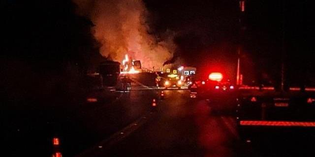 Carreta tombou e pegou fogo na BR-116, próximo ao Centro de Leopoldina, na Zona da Mata mineira (Divulgação/ CBMMG)
