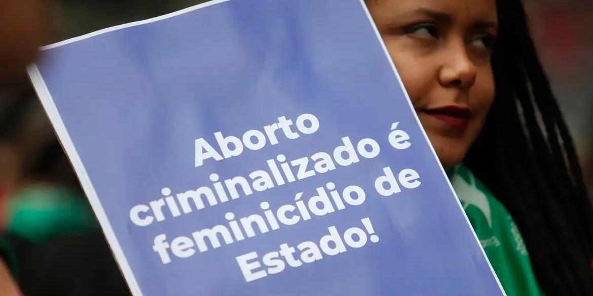 Meninas mães passam de 14 mil e só 1,1% tiveram acesso a aborto legal (Paulo Pinto/Agência Brasil)