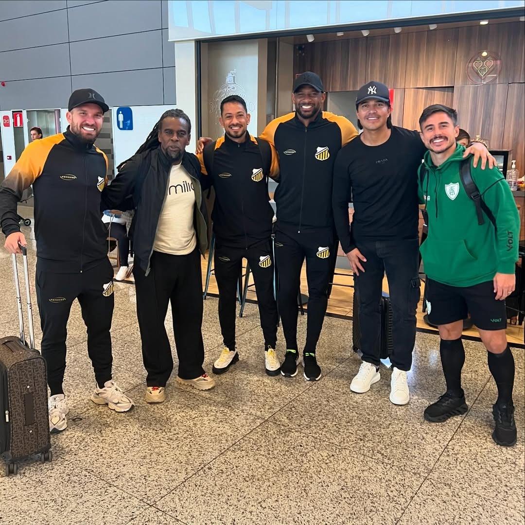Campeões pelo Cruzeiro, Willian Farias, Tinga, Lucca, Rafael Donato, Marcelo Moreno e Willian Bigode se reencontraram no Aeroporto de Confins (Reprodução/ Redes Sociais)
