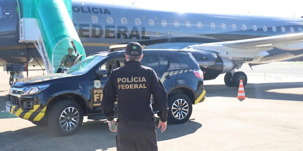 Polícia Federal realiza transferência de Tuta (Divulgação/ PF)