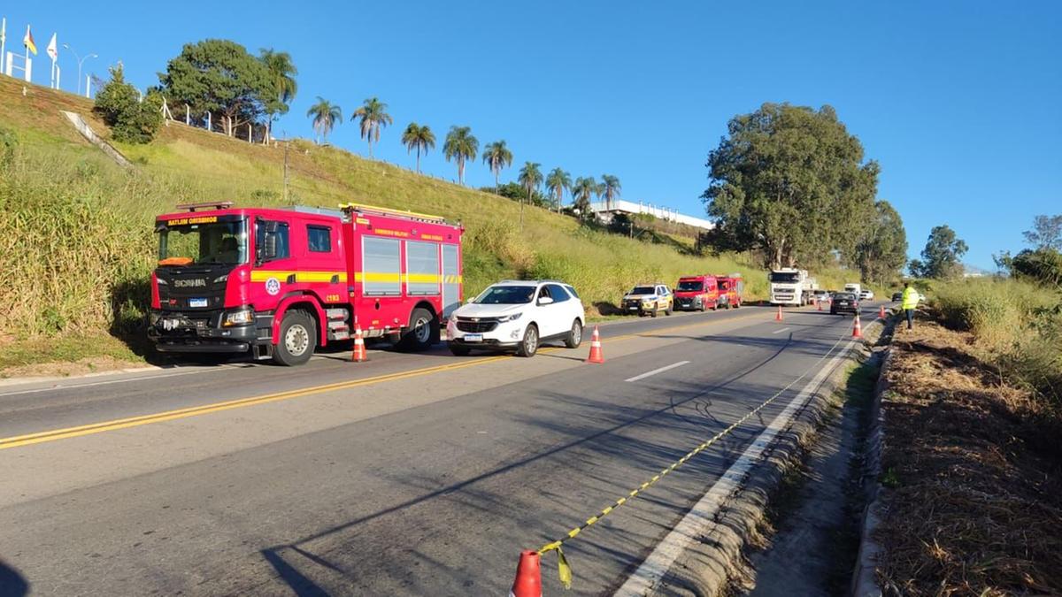 Veículo caiu no barranco nas margens da BR-491, em Varginha, no Sul de Minas (Divulgação/ CBMMG)