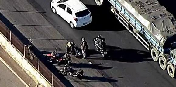 Motociclista morreu após colidir com outra moto no Anel Rodoviário, em BH (Reprodução/ TV Globo)