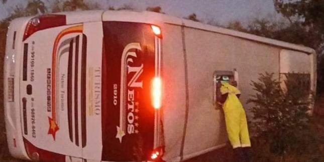 Ônibus capotou e caiu em barranco em Varginha, no Sul de Minas (Reprodução/ Redes Sociais)