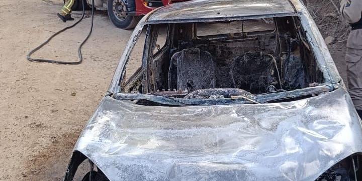 Corpo carbonizado foi encontrado dentro de carro na Grande BH (Divulgação/ CBMMG)