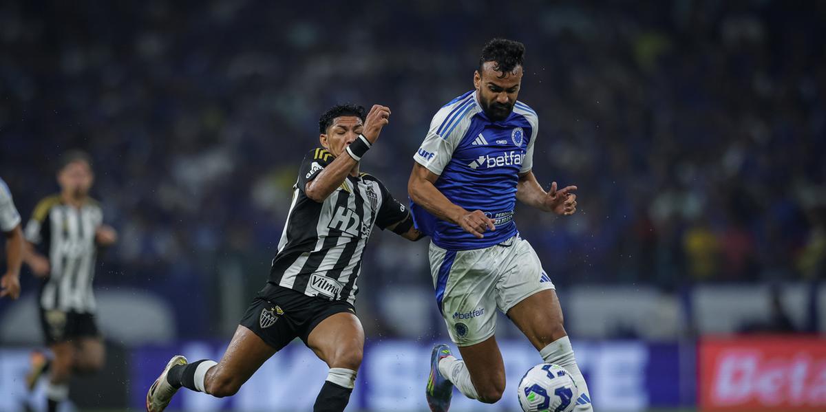 Rony, do Atlético, disputando bola com Fabrício Bruno, do Cruzeiro, durante o clássico deste domingo (18) (Pedro Souza/ Atlético)