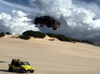 Picape 'voou' sobre o buggy nas dunas de uma praia no Ceará (Reprodução/ Redes Sociais)