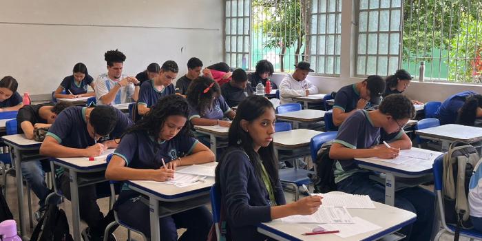 Estudantes do ensino médio e da Educação de Jovens e Adultos (EJA) devem realizar teste de redação para o Enem nesta quarta-feira (21) em Minas (SEE / Divulgação)