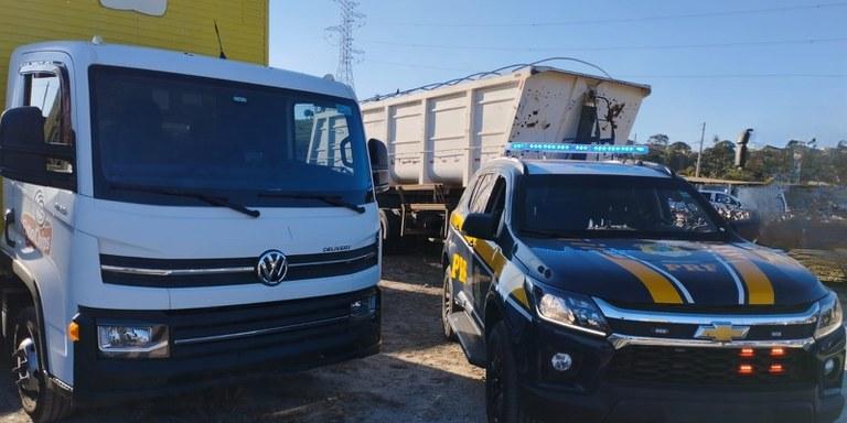 Caminhão foi roubado por três criminosos armados no bairro Betim Industrial (Divulgação/ PRF)