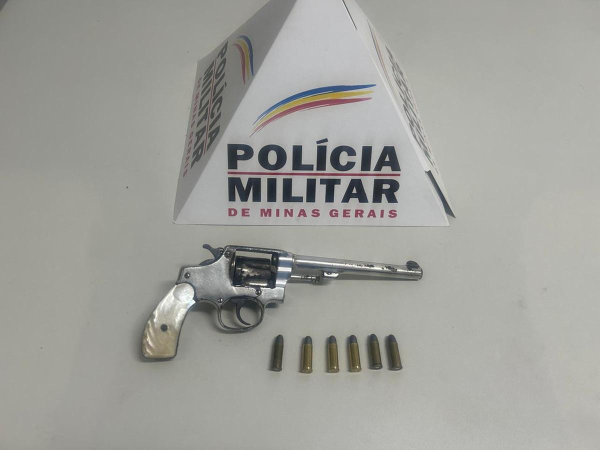 Arma foi apreendida com o suspeito no momento da abordagem (PMMG / Divulgação)