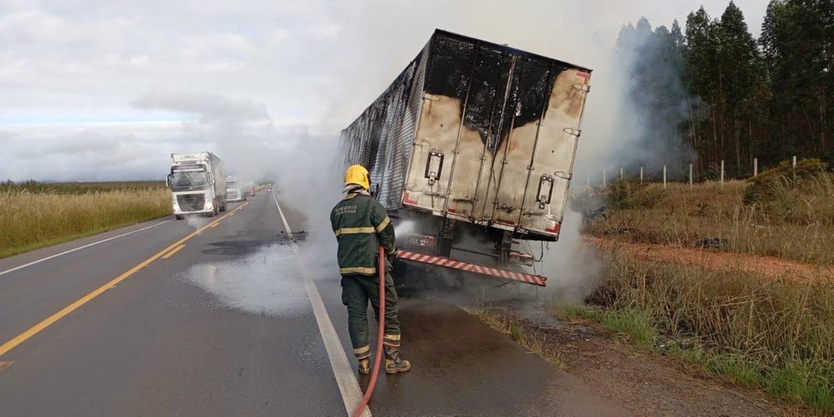 Caminhão seguia do Ceará para o Paraná (Divulgação/CBMMG)