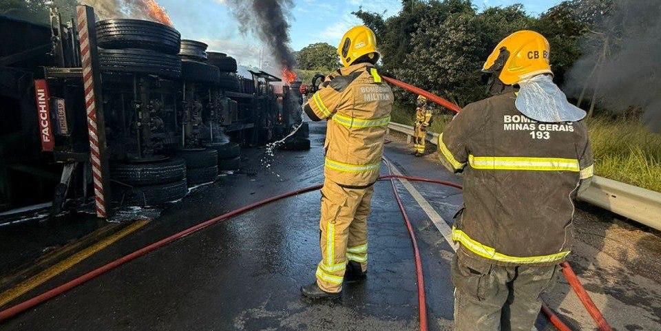 Carreta pegou fogo após tombar na MGC-491 (Corpo de Bombeiros / Divulgação)