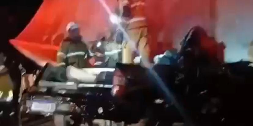 Carreta colide com carro funerário na BR-040, próximo a Sete Lagoas, na região Central de Minas (Reprodução/ @teclemidiaoficial)
