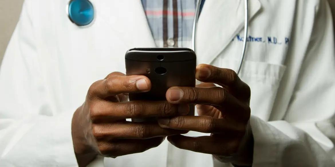 Exame avalia profissionais brasileiros e estrangeiros formados em medicina fora do Brasil (National Cancer Institute/Unsplash)