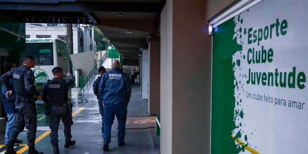 GAECO/MPRS faz operação para investigar atacante Ênio, do Juventude, por manipulação de resultados (Grégori Bertó | GABCOM/MPRS)