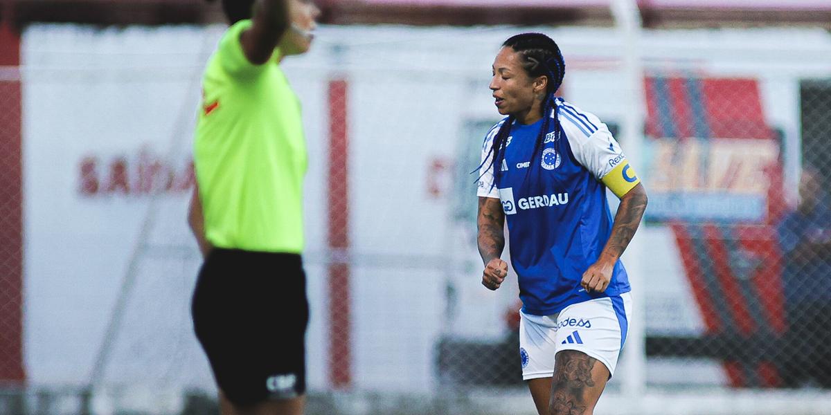 Momento que a craque do time deixa a equipe por lesão (Gustavo Martins)