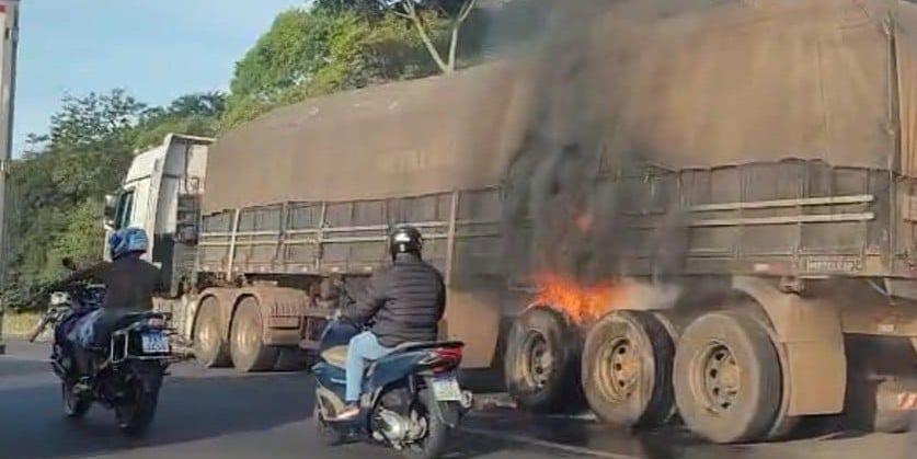 Foi necessário acionar a Polícia Militar de Minas Gerais (PMMG) para controlar o trânsito que se complicou devido ao incidente (Divulgação/Corpo de Bombeiros)