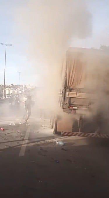 Antes da chegada dos militares algumas pessoas que estavam próximas tentaram controlar a situação (Divulgação/Corpo de Bombeiros)