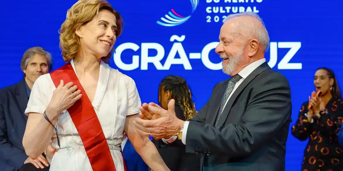 A atriz Fernanda Torres e Lula durante a cerimônia de Entrega da Ordem do Mérito Cultural, no Palácio Gustavo Capanema (Ricardo Stuckert/PR)