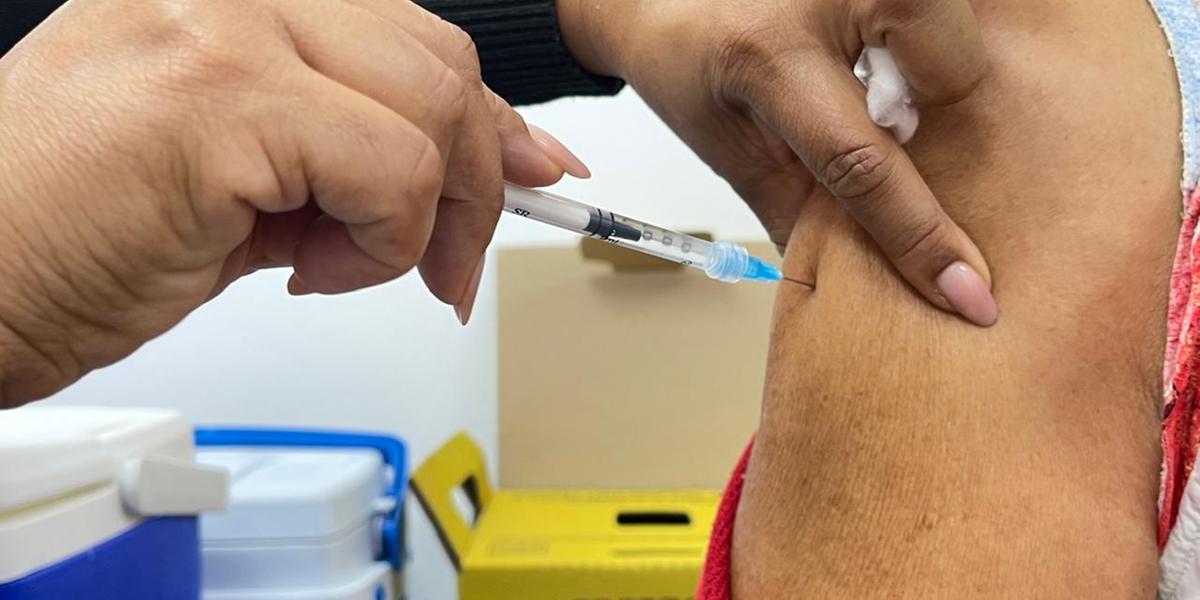 Vacinação começou às 9h e vai até 16h (ou enquanto durar o estoque de vacinas) (Valéria Marques/ Hoje em Dia)