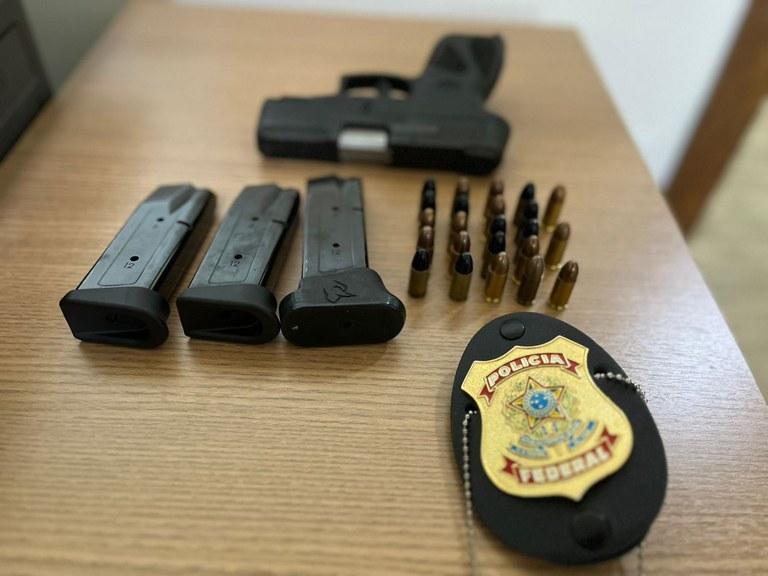 Arma de fogo ilegal foi apreendida pelos policiais durante buscas na residência do dono da arara-canidé, em Minas (Divulgação/ PF)