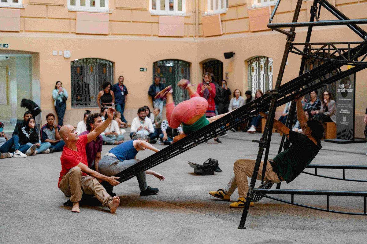 Obra reflete sobre a chegada e despedida dos trabalhadores do circo na cidade (Lucca Mezzacappa)
