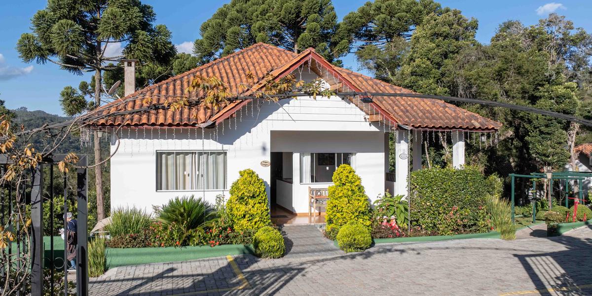 Cercada por um belo jardim, Pousada Jardim da Mantiqueira oferece chalés com sistema de aquecimento, hidromassagem e ar-condicionado em algumas unidades e até carregador para carros elétricos (Marcio Masulino)