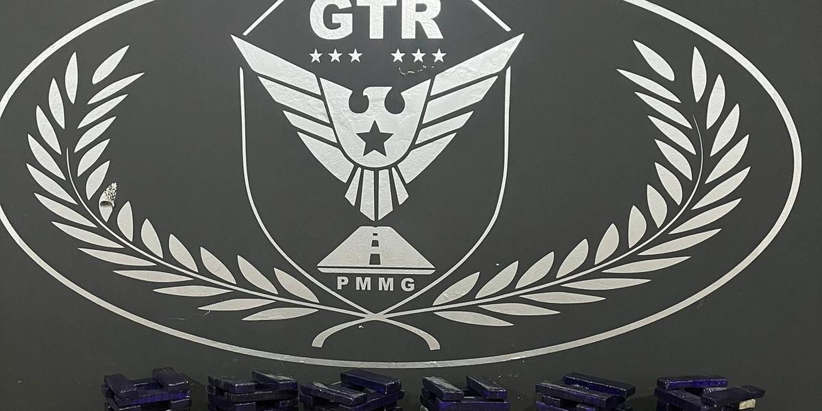 Ao todo, 214 barras de maconha foram encontradas com o suspeito, que tinha como destino a cidade de Uberlândia, no Triângulo Mineiro (Divulgação/ PMMG)
